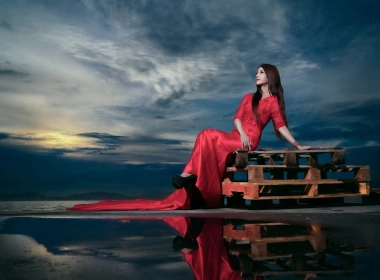 亚洲模特，红色连衣裙，坐着，乌云密布，移开视线，棕色头发 2560x1797