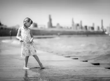 摄影 儿童 Monochrome 海滩 水 Depth Of Field 女孩 高清壁纸 5760x3840