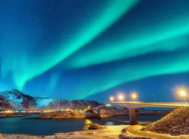 北极光、桥梁、北极光，风景、星空、夜晚 2560x1440