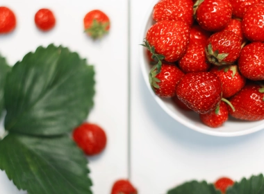 草莓，俯视图，碗，水果，叶子 4222x2815