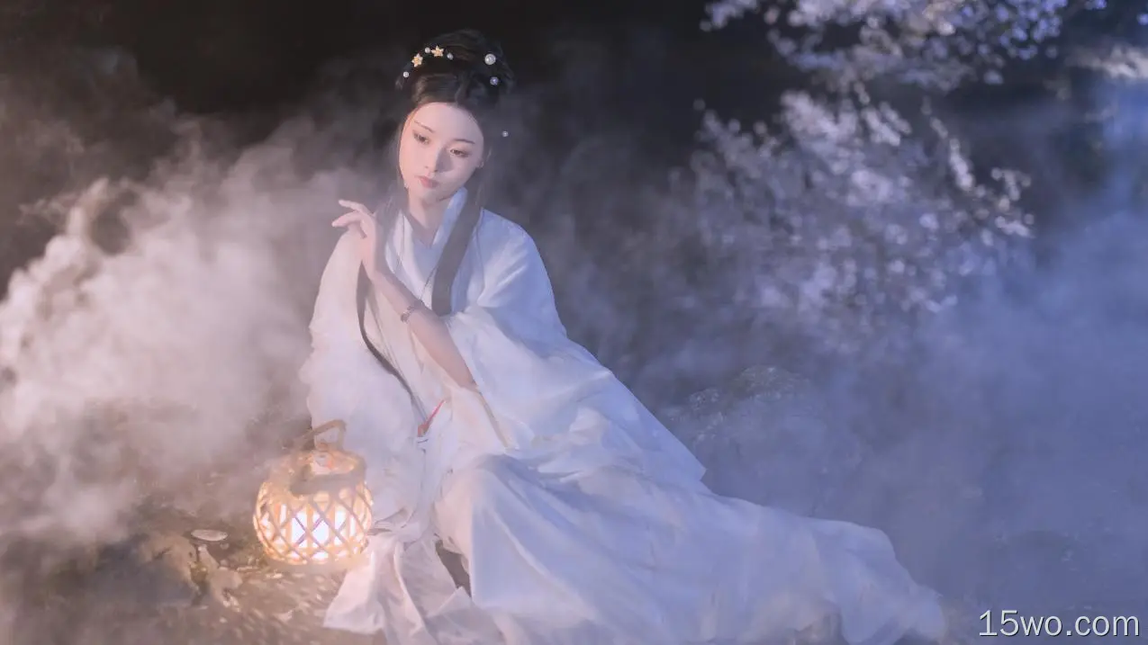 美丽的中国女人、薄雾、灯笼、传统服装