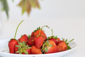 草莓、水果、盘子、美味、甜味  4140x5796