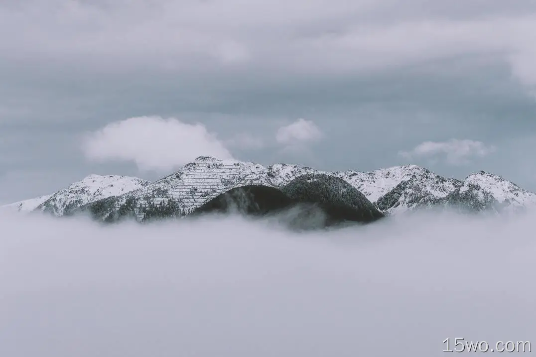 云彩覆盖山脉4k壁纸