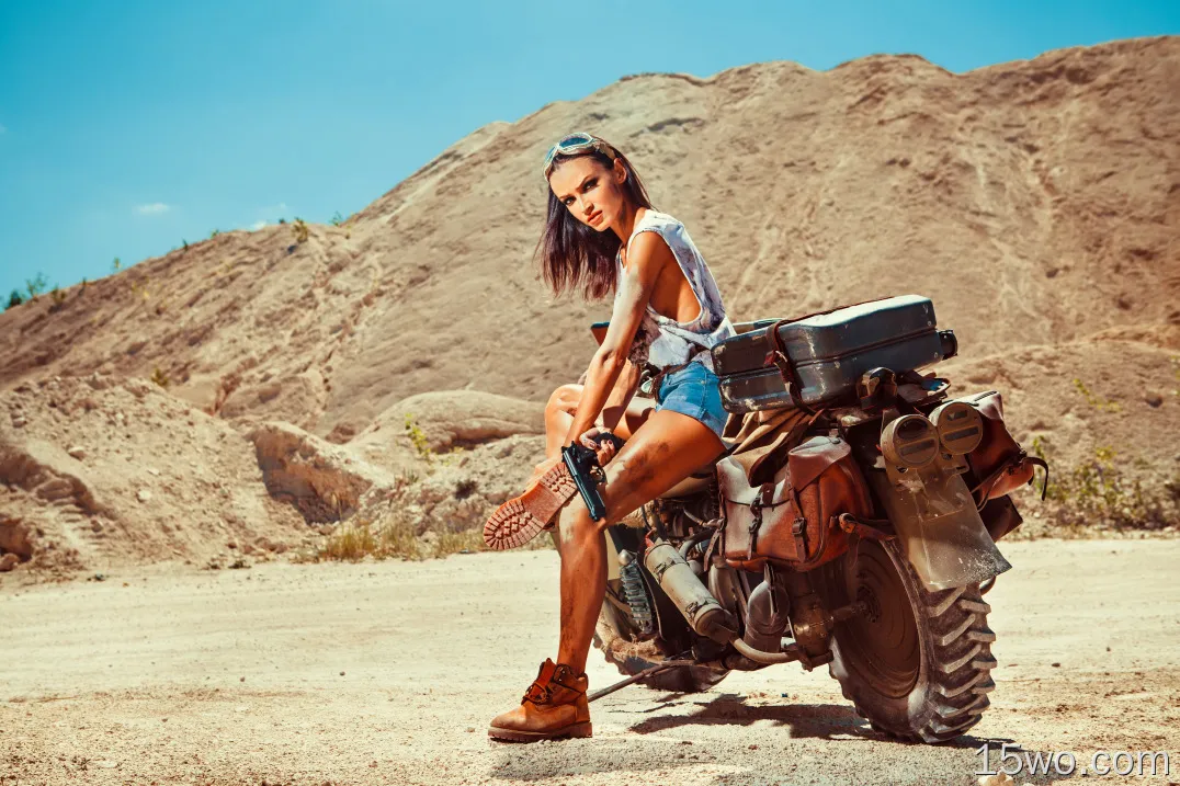 有枪和Motobike的妇女在沙漠5k壁纸