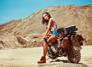 有枪和Motobike的妇女在沙漠5k壁纸 5616x3744