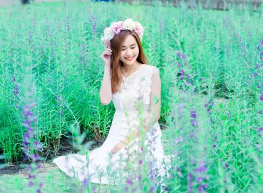 女性 亚洲 Woman 模特 女孩 Smile Wreath 花 White Dress Brunette 高清壁纸 3840x2419