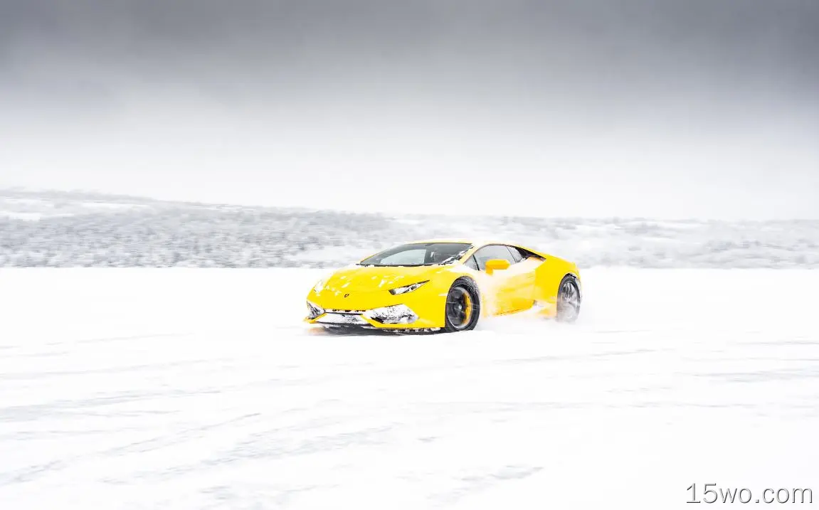 雪5k壁纸的黄色Lamborghini Aventador