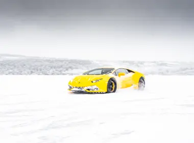 雪5k壁纸的黄色Lamborghini Aventador 5879x3662