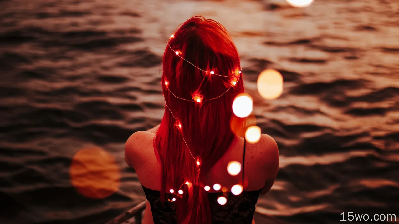 红头发人妇女城市点燃地平线坐码头壁纸