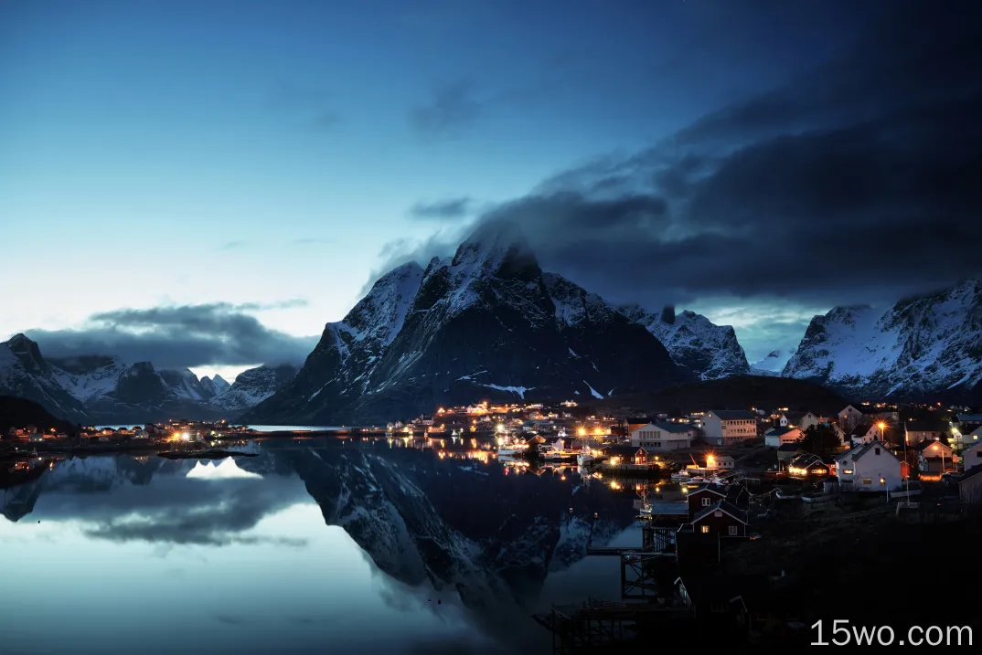 挪威Lofoten山晚上海岸5k壁纸