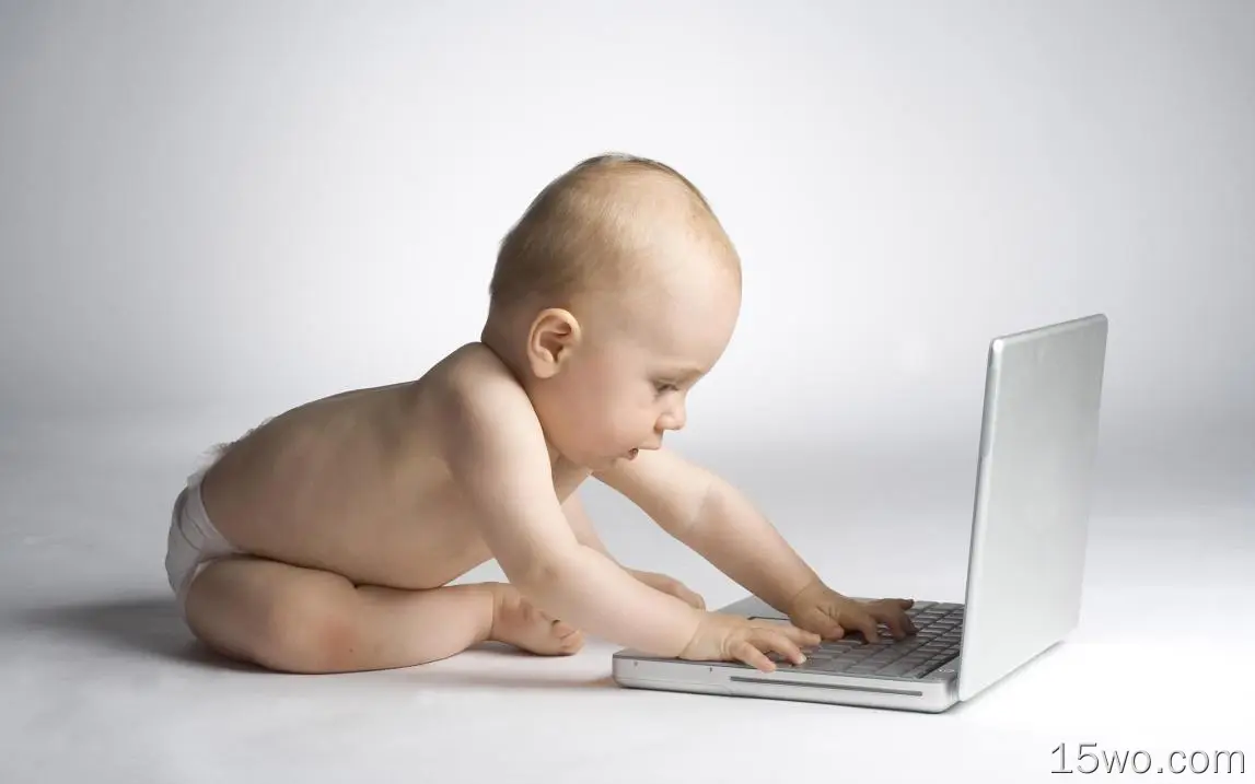 可爱宝宝用手提电脑学习