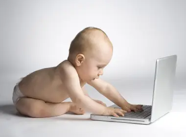 可爱宝宝用手提电脑学习 2560x1600