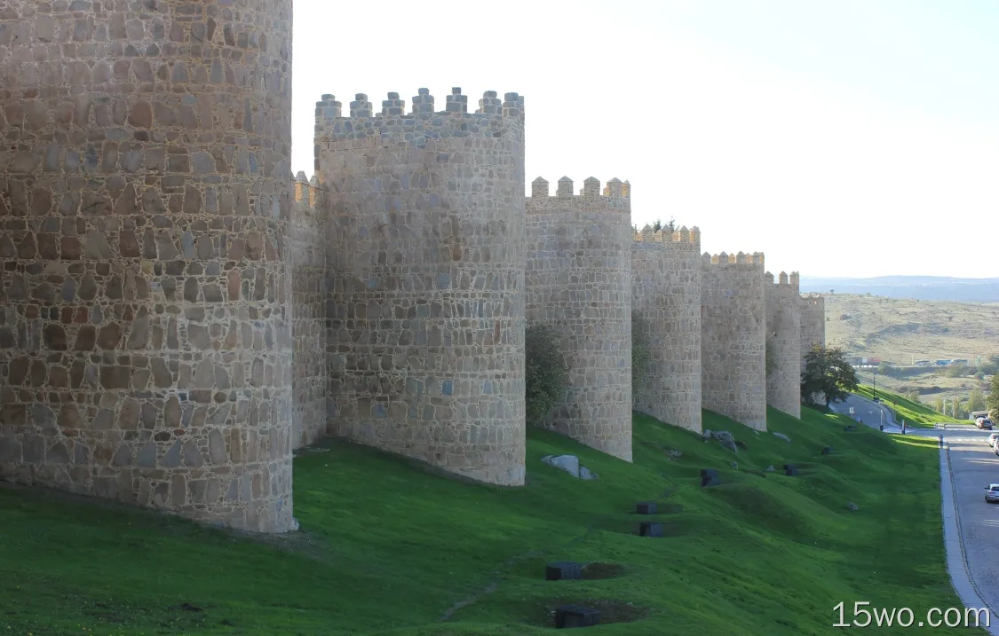 城堡的墙壁，草地，阿维拉的墙壁