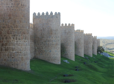 城堡的墙壁，草地，阿维拉的墙壁 5028x3204