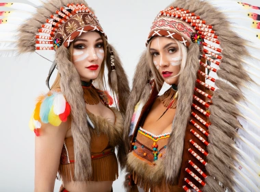 女性 美洲原住民 女孩 羽毛 印第安人 Woman Lipstick Headdress 高清壁纸 2560x1707