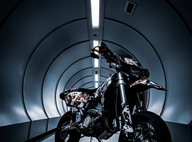 黑色摩托车，侧视图，隧道，灯，自行车 2829x3619