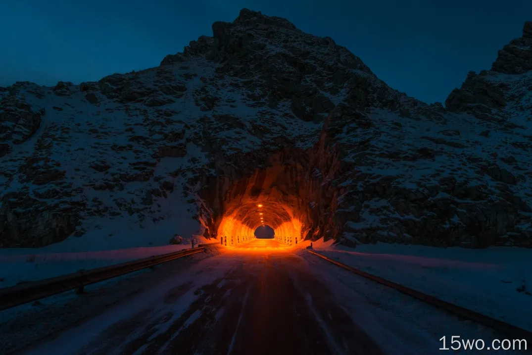 隧道，橙色灯光，夜晚，岩石，山，道路