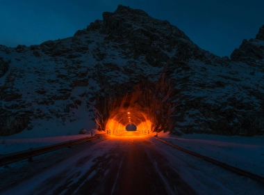 隧道，橙色灯光，夜晚，岩石，山，道路 2800x1867