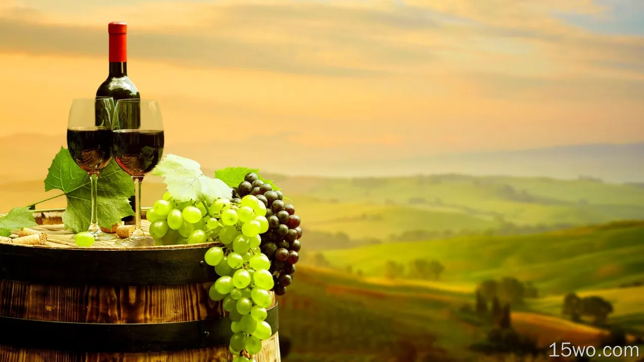 绿色和红色的葡萄，红酒，瓶，杯，桶