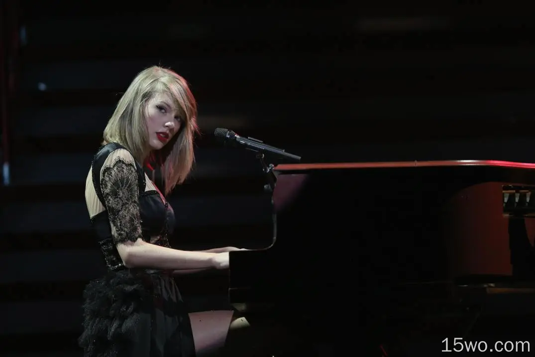泰勒·斯威夫特，歌手，弹钢琴，金发，红色口红，黑色连衣裙