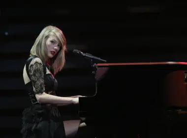 泰勒·斯威夫特，歌手，弹钢琴，金发，红色口红，黑色连衣裙 4771x3181