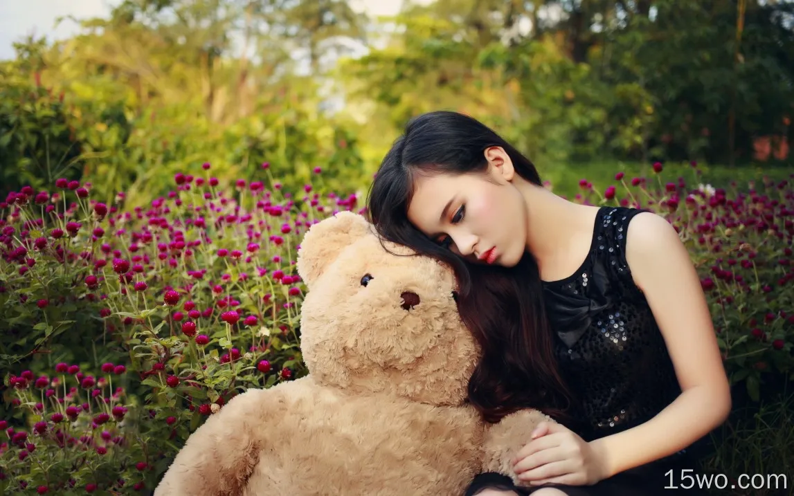 悲伤亚洲女孩和泰迪熊