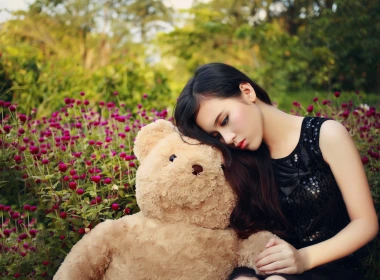 悲伤亚洲女孩和泰迪熊 2560x1600