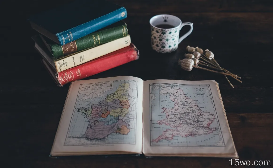 书、咖啡、地图、桌子
