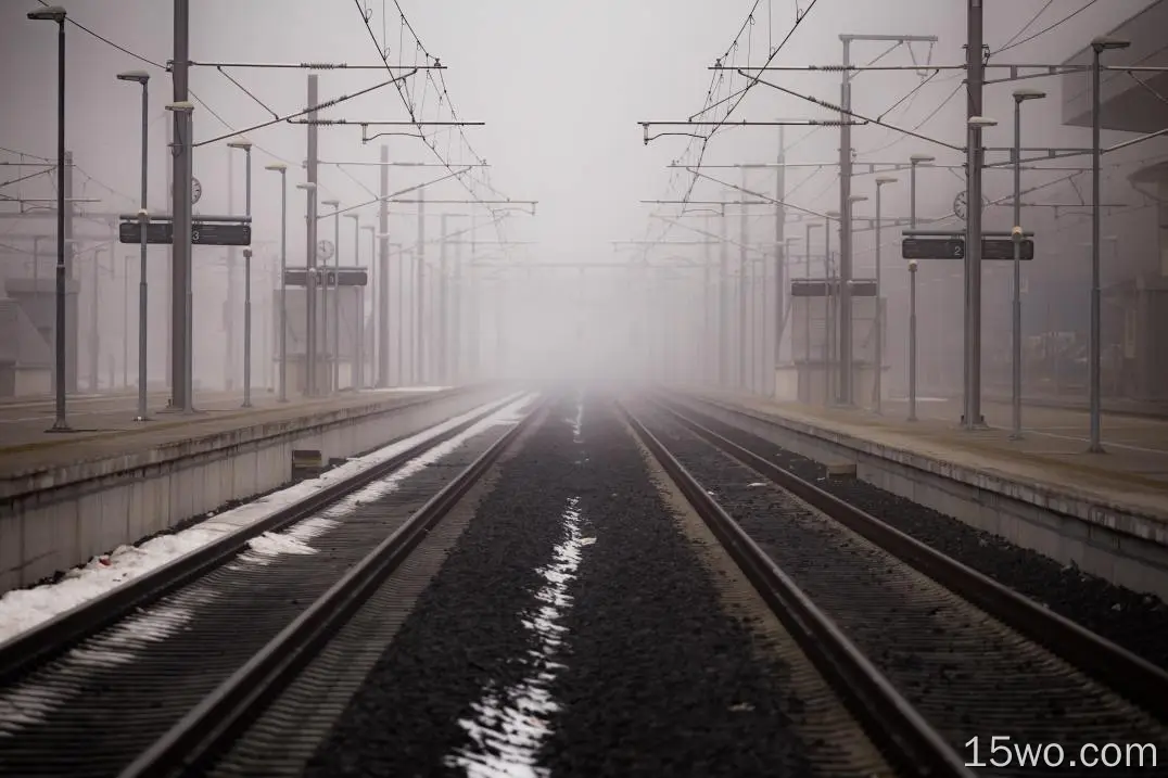 雾蒙蒙的火车站、铁路、鹅卵石