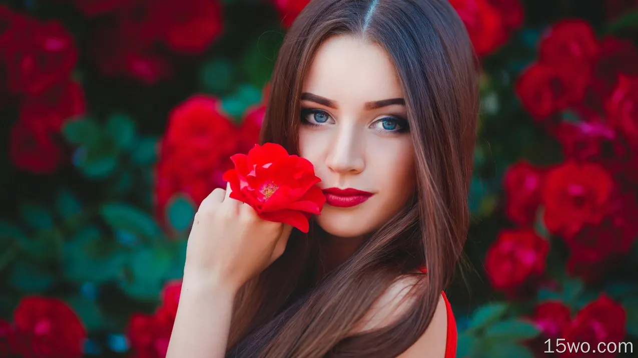 蓝眼睛的女孩，棕色的头发，红色的花朵