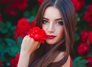 蓝眼睛的女孩，棕色的头发，红色的花朵 5120x2880
