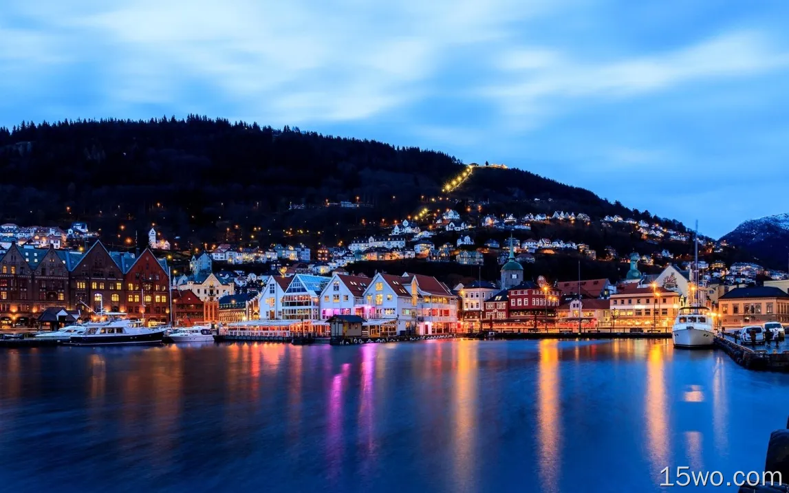挪威卑尔根市，晚上，房子，灯，海，码头，船