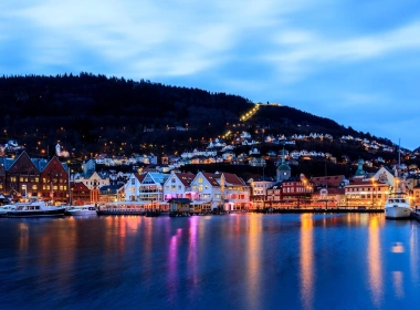 挪威卑尔根市，晚上，房子，灯，海，码头，船 1920x1200