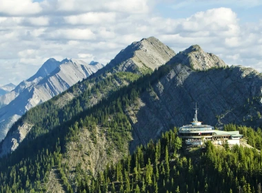 班夫国家公园，山，云，树，阿尔伯塔省，加拿大 2880x1800