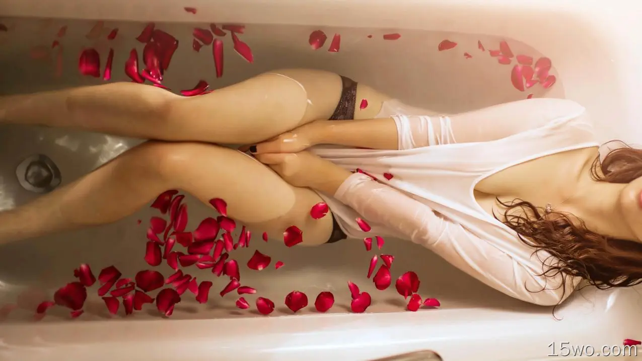 浴缸中的美女 湿身诱惑 花瓣
