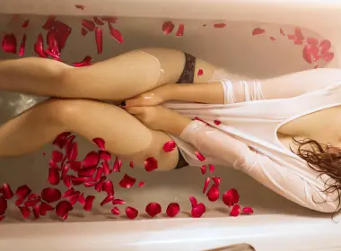 浴缸中的美女 湿身诱惑 花瓣 5120x2880