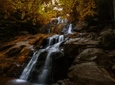 自然 瀑布 秋季 地球 岩石 森林 高清壁纸 3840x2160