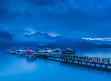 夜晚，蓝色风格，山，湖，码头，船，云 1920x1080